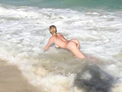 Обнаженная красавица демонстрирует все свои прелести на пляже